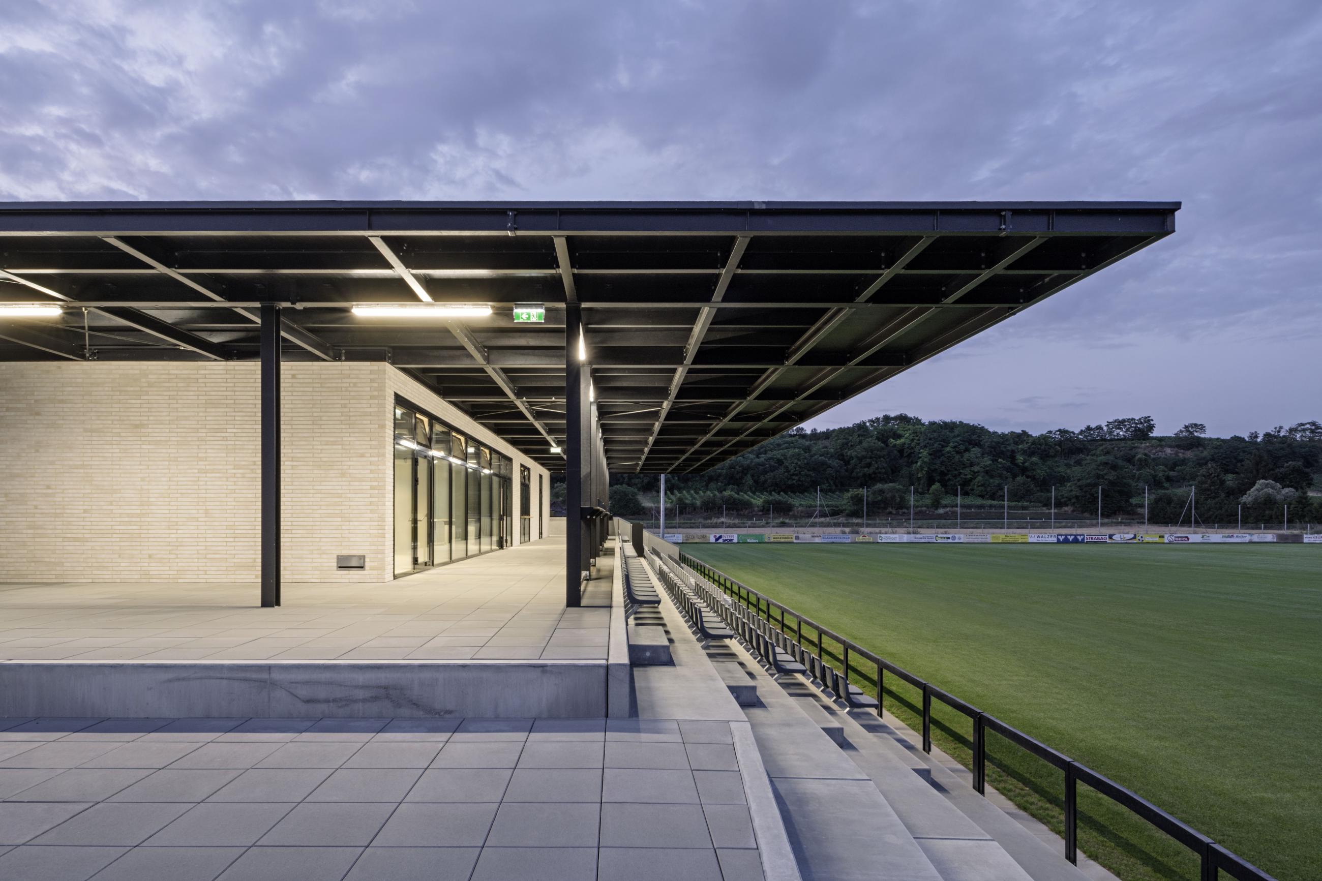 Tribüne Dach Sportzentrum Kirchberg Wagram