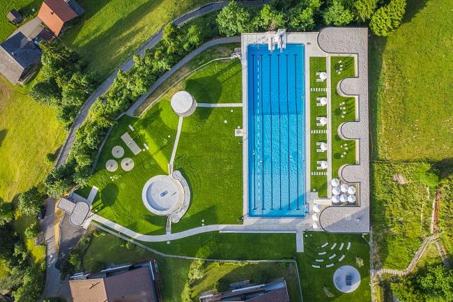 Gruebi outdoor swimming pool_sb 3 2020_aerial view_mera film ag meiringen.jpg